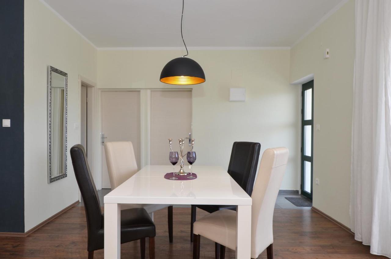 Holiday Home Nevera Kaštela Eksteriør billede